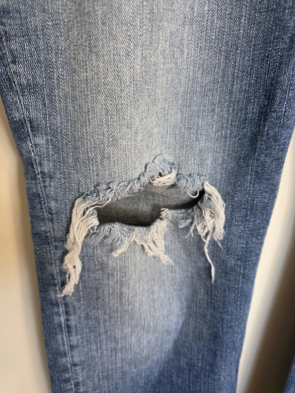 Silver Jeans Women's Elyse Medium Blue Straight Leg Distressed Jeans